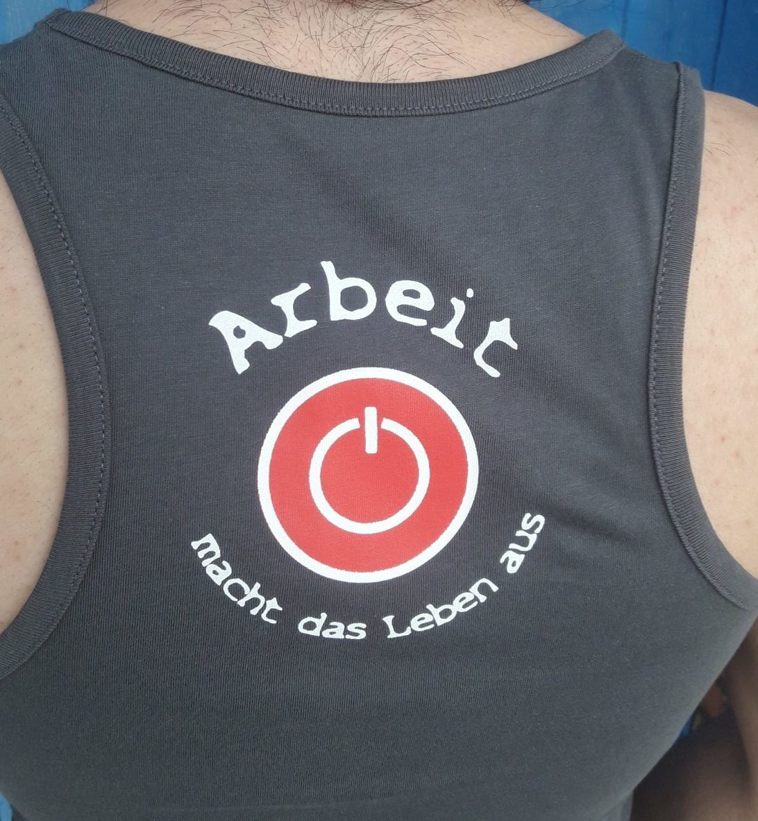 Restposten – nur noch Tanktops: Arbeit macht das Leben aus