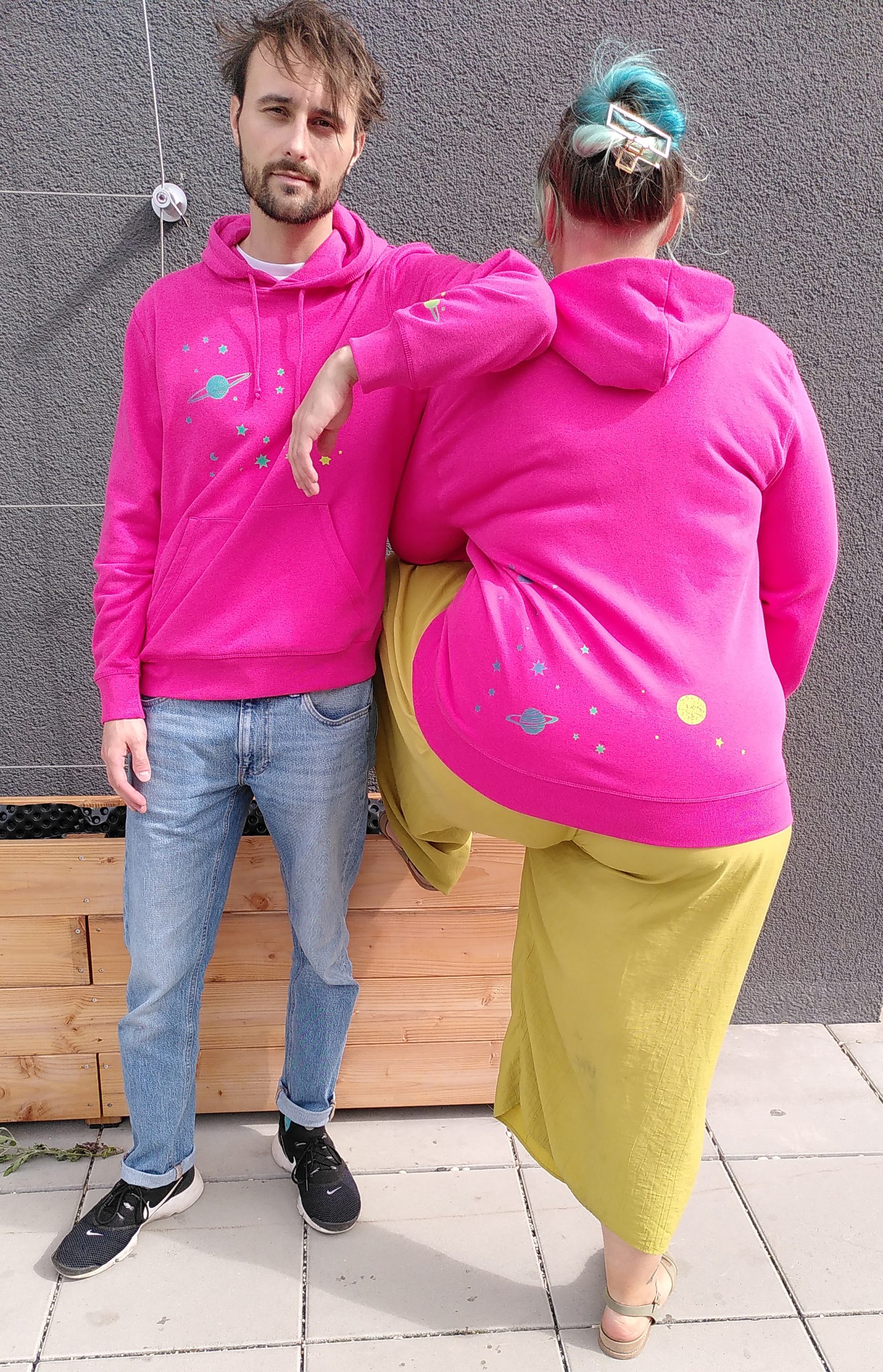 Bunte Planeten in pinkem Weltraum mit Hut