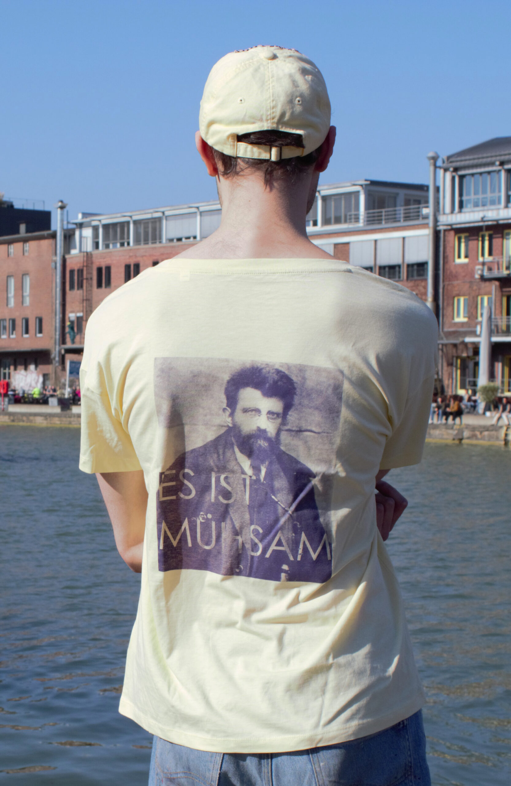 Es ist Mühsam – gelb, kurz und schlabberig